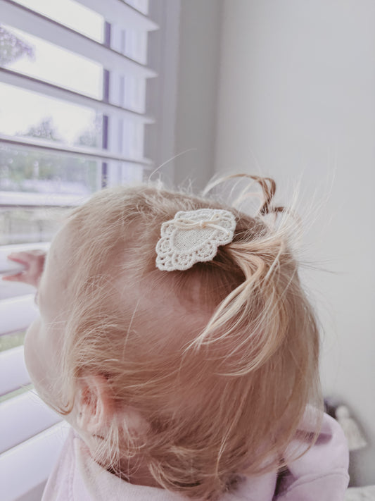 Lily Lace Snap Clip