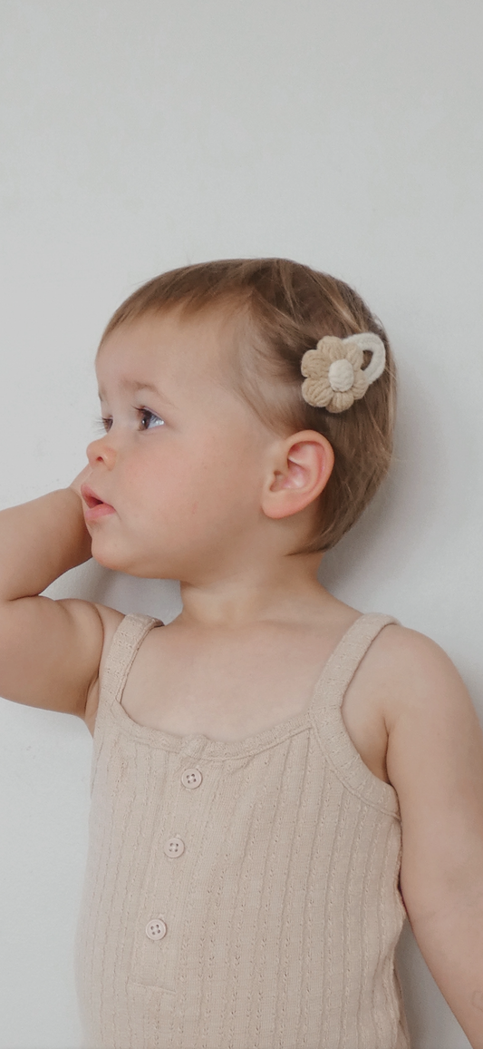 Daisy Puff Knit Snap Clip | Fawn